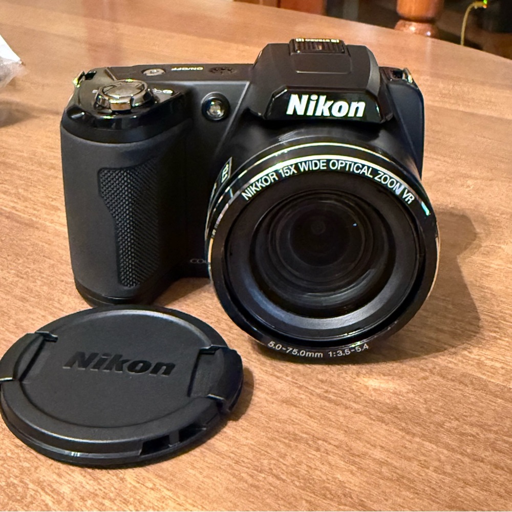 EUC Nikon Coolpix L110 Digital Camera with Manual, Strap, cords & Lowepro Case